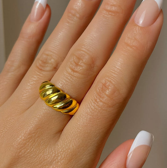Waterproof gold wavy ring