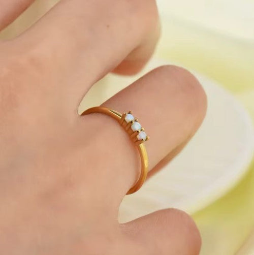 Waterproof hypoallergenic Embedded gemstone claw ring