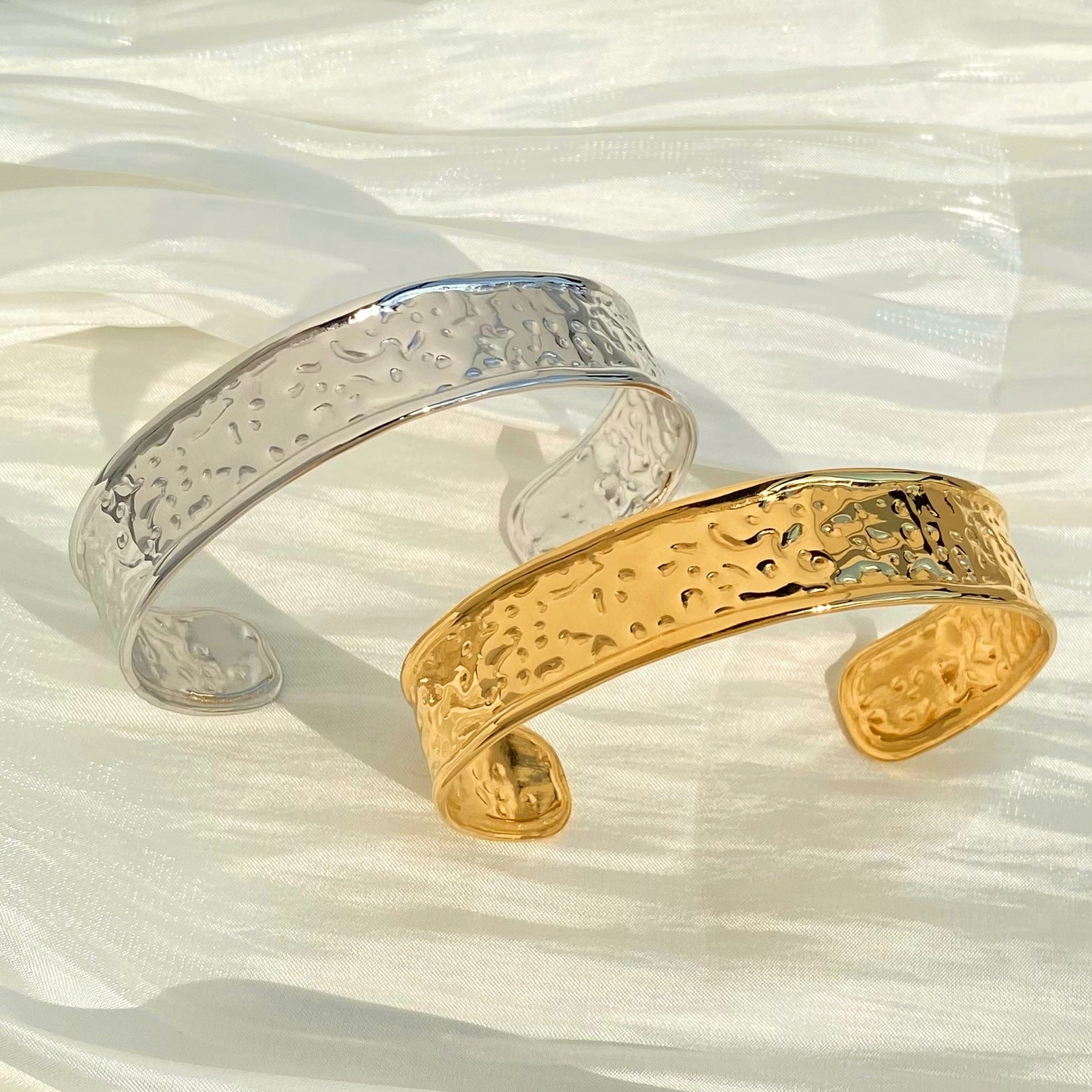 Waterproof hypoallergenic stainless steel cuff 