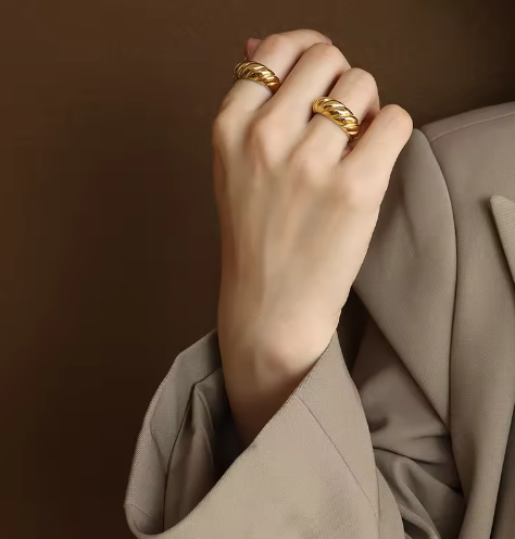 Waterproof gold wavy ring 