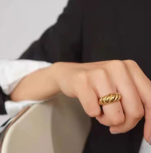 Waterproof gold wavy ring 