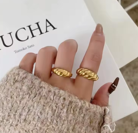 Waterproof gold wavy ring 