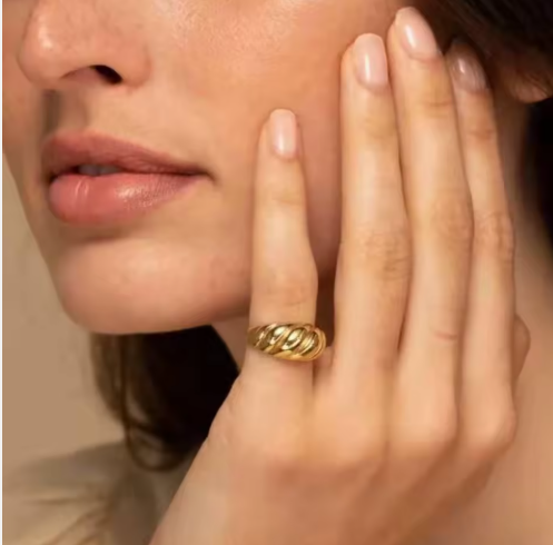 Waterproof gold wavy ring 