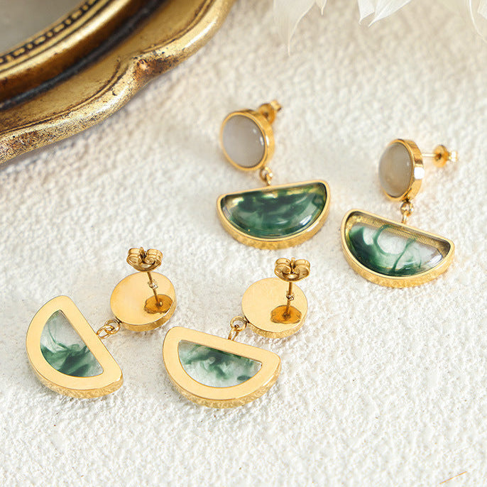 Amaryllis green pendant earrings in gold